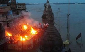 Funeral Fires burn on rooftops in Benaras (AFP)