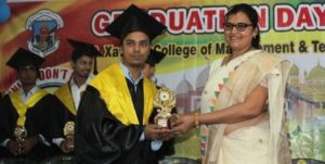 Dr Ejya Yadav gives away the mementos at St Xavier's College Graduation Day