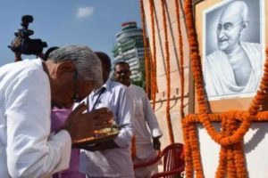 Nitish Kumar pays 'tribute' to Gandhiji